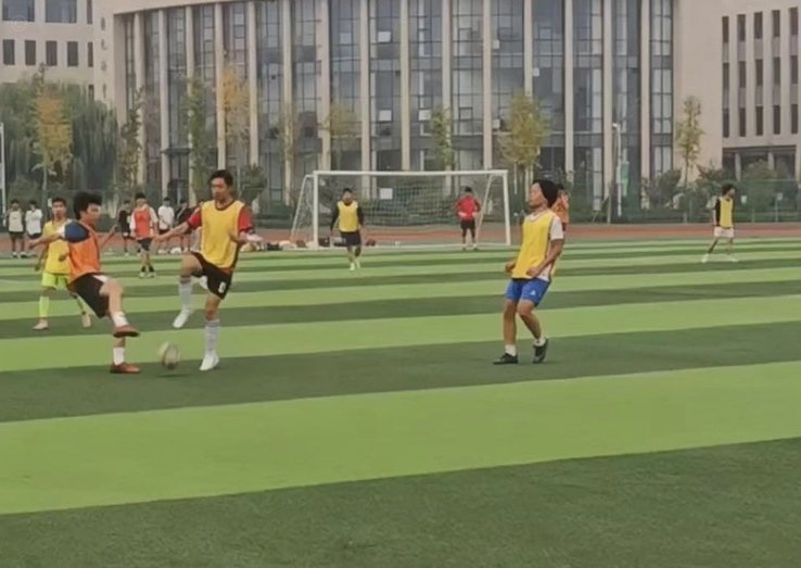 解围足球12岁乱杀，长大了被人当狗遛