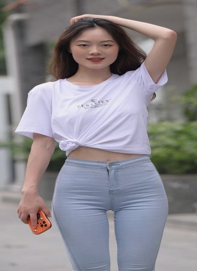 贝林厄姆女友牛仔热裤写真引热议