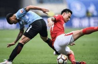 冯博轩加盟大连英博：重塑防线，雄心重启中超之旅
