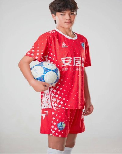 刘凯源16岁进U19：跳级争议与足球挑战