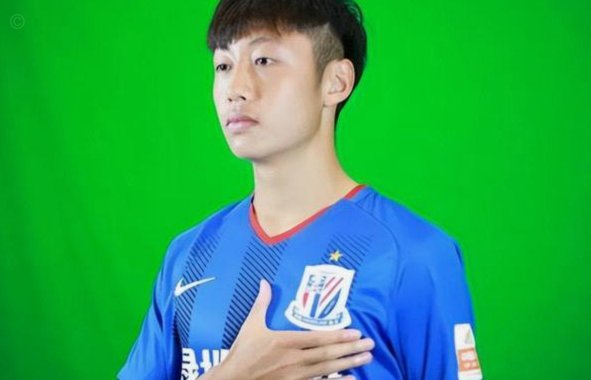 英博门将出击染红申花0-0平